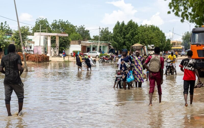 Au Tchad, les crises sociales s’accumulent : inondations, faim, déplacements et pression sur les services de base. Une urgence silencieuse qui appelle des réponses durables.